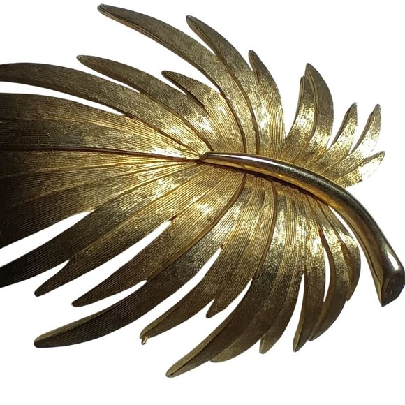 Vintage Gold-Toned Leaf Brooch Pin - Picture 5 of 6